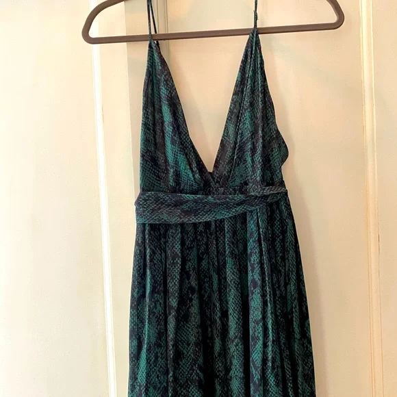 NWT Michael Costello X REVOLVE Gillian Gown in a green snake print. Size XS NWT Michael Costello X REVOLVE Gillian Gown in a green snake print. Size XS